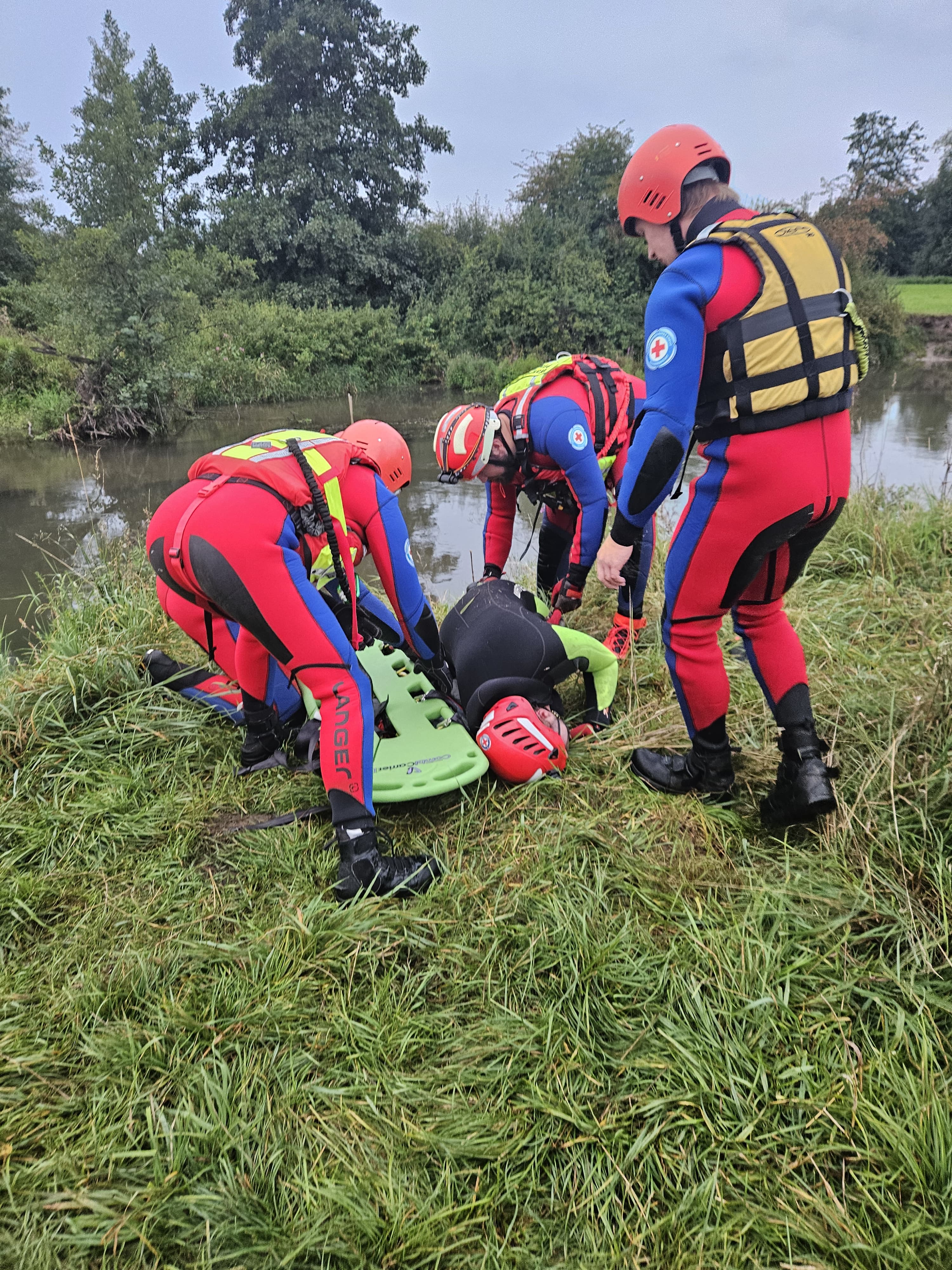 Wasserretter legen die verunfallte Person auf das Spineboard