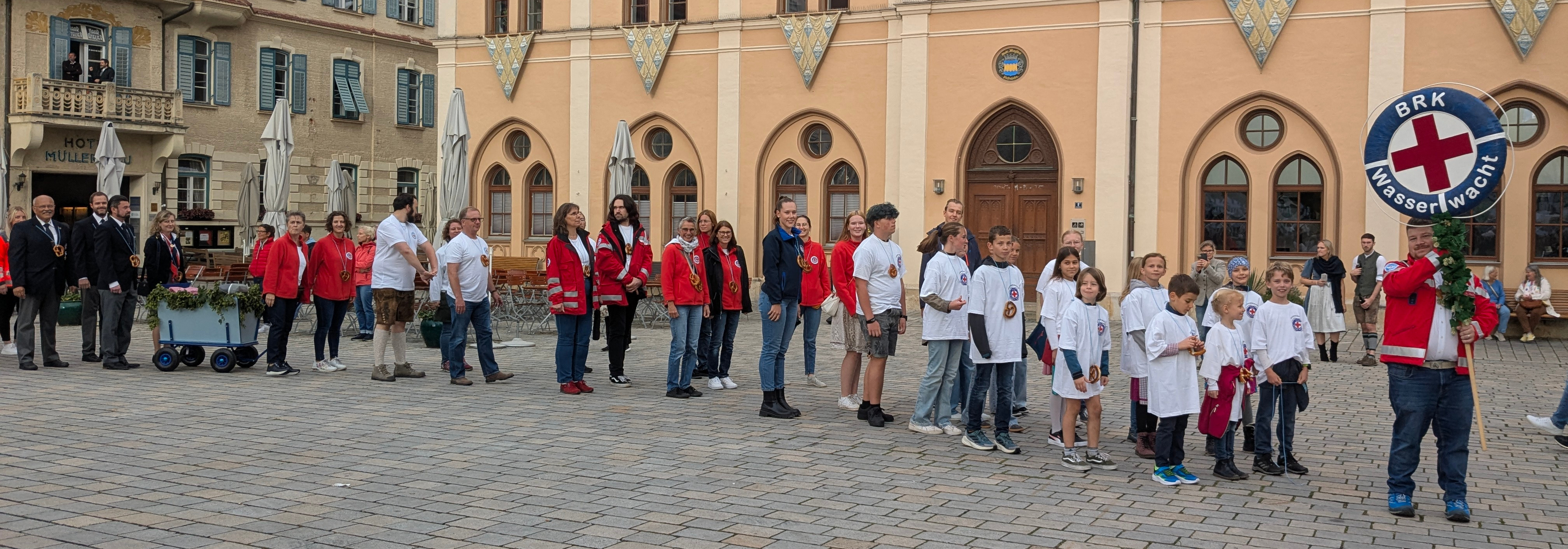 Wasserwachtler beim Volksfestauszug vor dem Rathaus