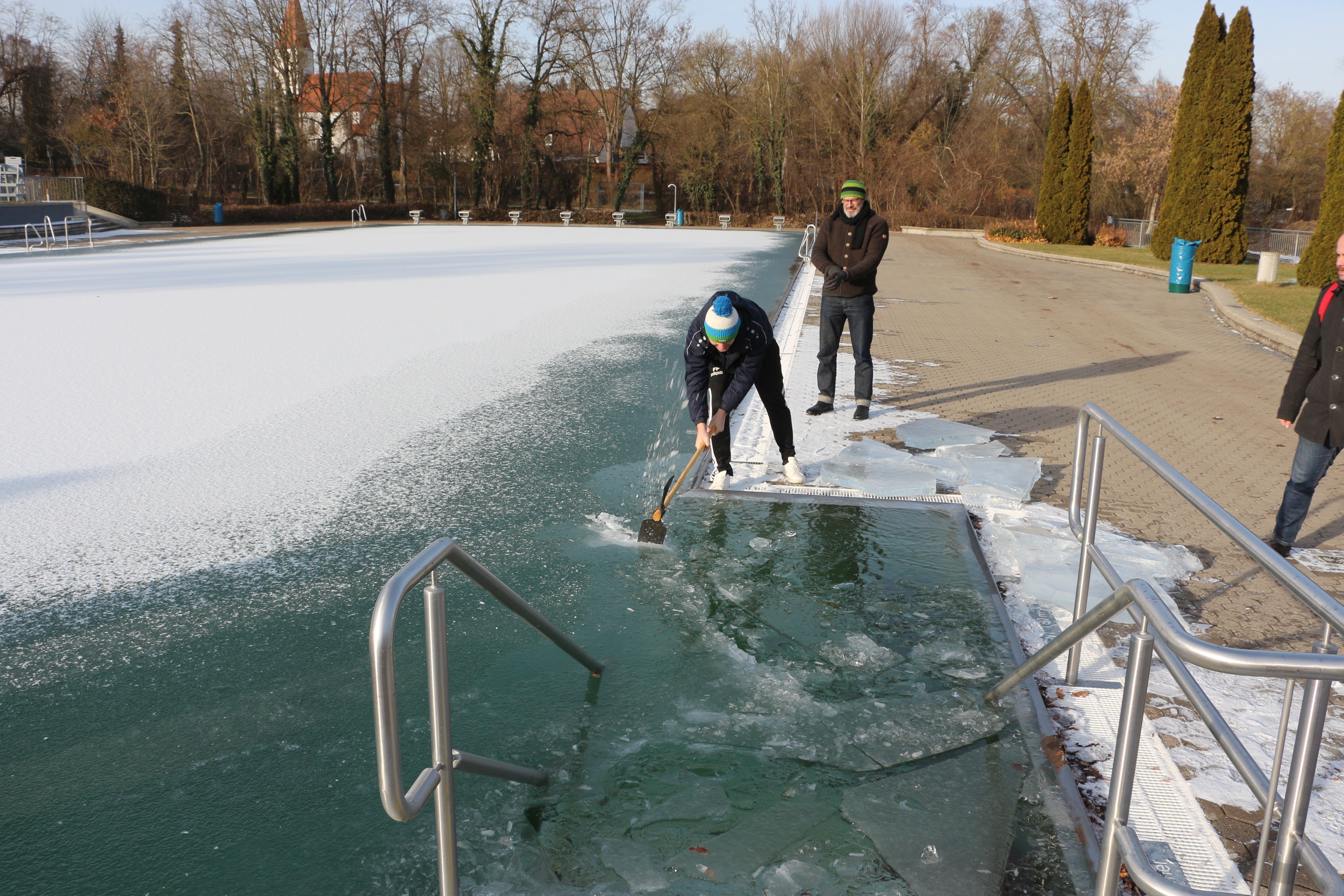 Freilegen einer Rinne für die Schwimmer