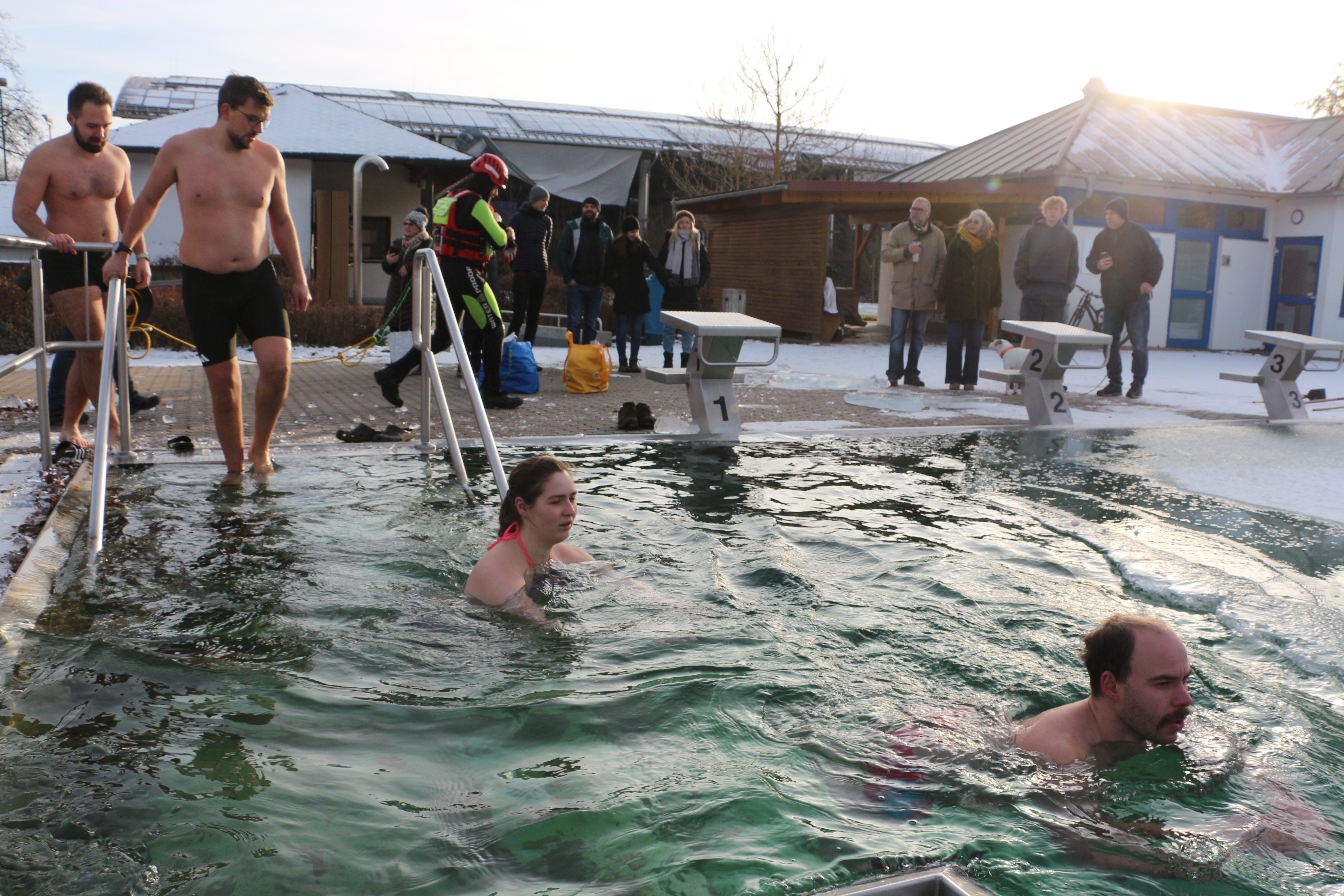 Die Schwimmer gehen ins kalte Wasser