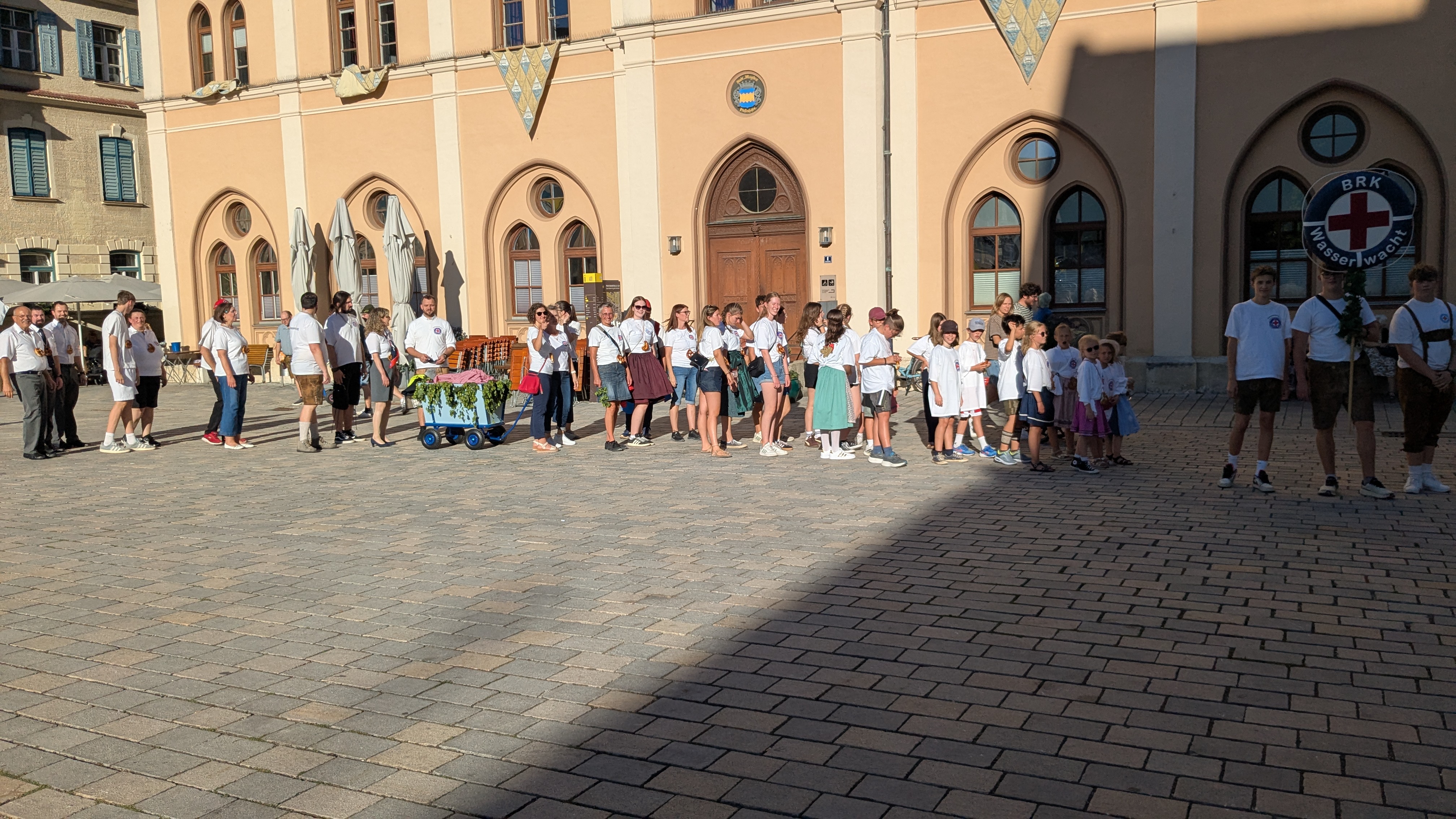 Gruppenbild vor dem Rathaus
