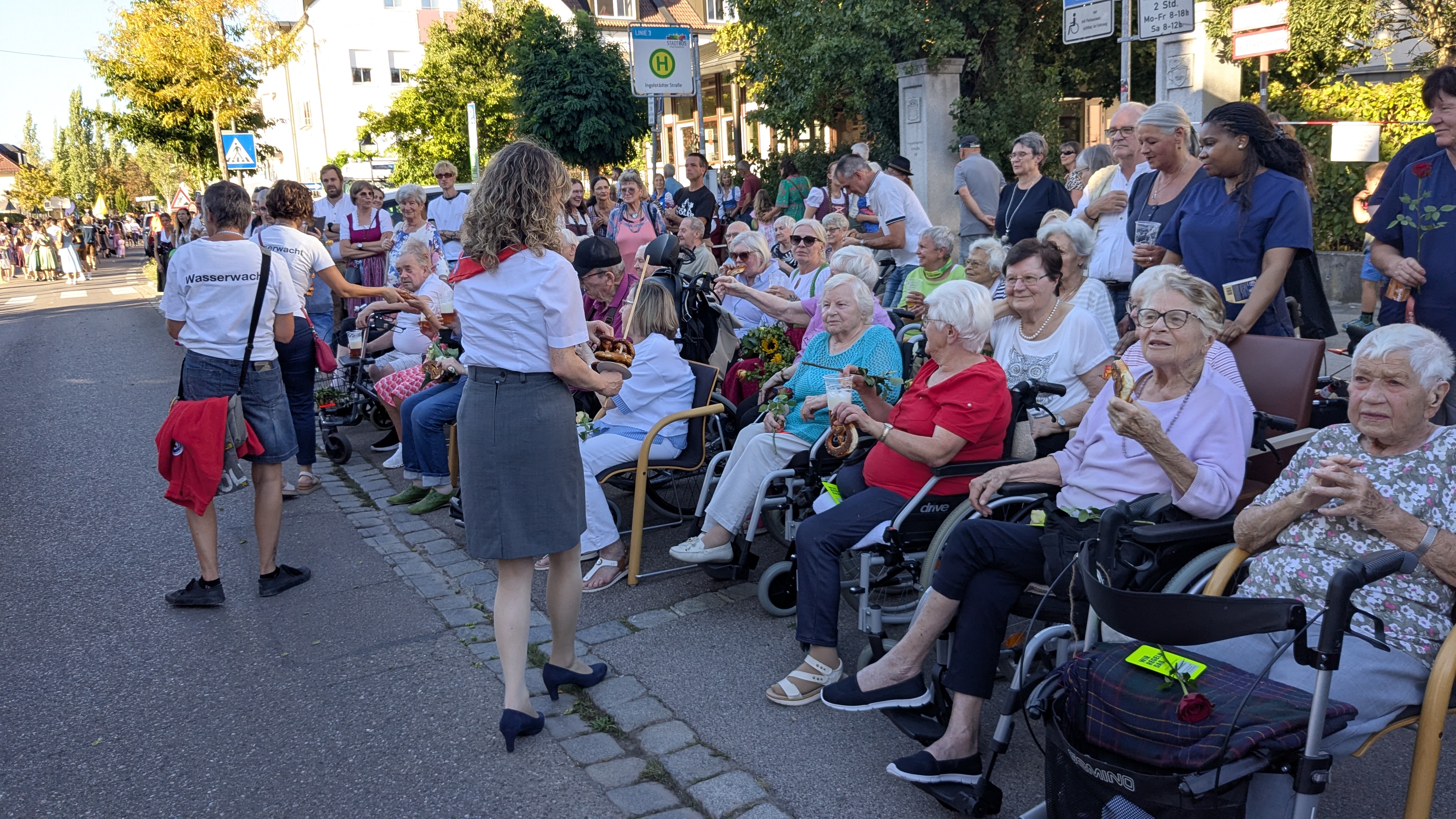 Brezen werden an die Senioren verteilt